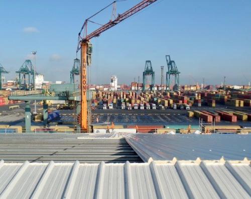 Dacharbeiten zur Renovierung von Industriegebäuden